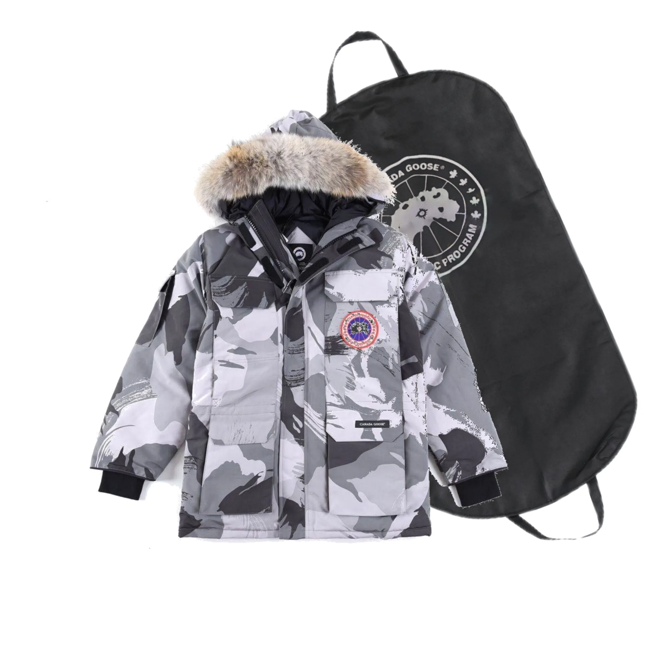 P780 with dust bag) Canada Goose Canada Goose #Expedition expedition parka classic down jacket ➖ Imported 21-count polyester-cotton blended original fabric [last year’s 16-count/18-count hard fabrics have been completely eliminated, this year all use 21-count genuine synchronized fabrics, the soft mid-band feels delicate and textured], genuine synchronized Feather-Light 10D waterproof coated fabric, made of 84.5% polyester fiber and 15.5% cotton, 100% the best feel in the entire network! ➖ The genuine official website is synchronized with the national standard 80 white duck down, you can check the official website customer service, there will never be a series of misleading claims such as 90 down or goose down! ➖ Using the best nylon lining with double double-layer sealing design, velvet-proof No. 7 needle + grid-filled down ready-made garments, there is 100% no so-called velvet running! ➖ The cuffs are designed with thickened seamless threads, and the collar and pockets are lined with top-quality polar fleece to keep you warm and comfortable! ➖ Yoshida YKK provides original custom-made electroplated sliders. YKK two-way lockable zippers are tight and smooth and will not peel off paint! ➖ 3M composite guarantees that the Velcro is the same as the original, durable, and all accessories and hardware are custom-made! ➖ Imported BEHRINGER embroidery machine to customize the 10,000-needle embroidery logo, 98% of which can be reproduced to restore the original logo. You can check and compare on the official website! ➖ The fur collars are all made of large pieces of Western Canadian blue wolf hide, ensuring that each fur collar is 13-15cm wide! 08 models for men and women SIZE: XS S M L XL XXL